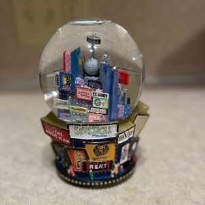 2001 Broadway Cares Snow Globe, Plays "Let it snow"